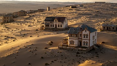 En el desierto de Namib, esta ciudad minera alemana fue abandonada tras el declive del diamante. Hoy, sus casas invadidas por arena son un recordatorio de cómo la naturaleza recupera lo que el hombre intentó conquistar.