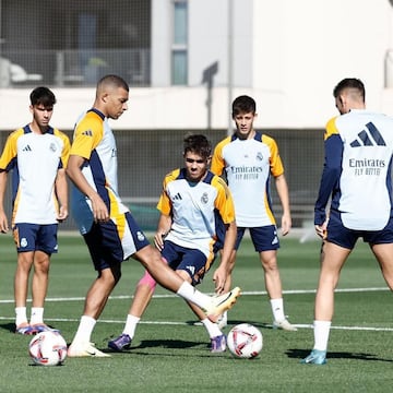 Liberto presiona a Mbappé en un entrenamiento con el primer equipo.