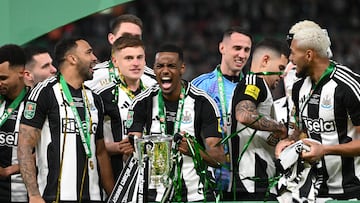 LONDON, ENGLAND - MARCH 16: Alexander Isak of Newcastle United celebrates with the Carabao Cup Trophy after his team's victory in the Carabao Cup Final between Liverpool and Newcastle United at Wembley Stadium on March 16, 2025 in London, England. (Photo by Stu Forster/Getty Images)