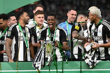 Alexander Isak, nacido el 21 de septiembre de 1999 en Solna, Suecia, es un delantero centro que juega en el Newcastle United desde 2022. Con 25 años, ya está consolidado en la Premier League gracias a una gran capacidad goleadora, velocidad y habilidad técnica, lo que lo ha convertido en una pieza clave en la Premier League. Su valor de mercado ha alcanzado los 120 millones de euros, reflejando su impacto y crecimiento en el fútbol europeo.

Isak ha sido internacional con la selección Suecia, acumulando 52 partidos y anotando 16 goles. Su evolución en el fútbol inglés y su capacidad para marcar la diferencia en el ataque lo posicionan como uno de los delanteros más destacados de su generación.