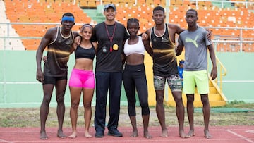 AME9253. SANTO DOMINGO (REP&Uacute;BLICA DOMINICANA), 23/07/2019.- El doble campe&oacute;n ol&iacute;mpico F&eacute;lix S&aacute;nchez (3-i) posa con atletas el 22 de mayo de 2019 durante un entrenamiento en el Centro Ol&iacute;mpico de Santo Domingo (Rep&uacute;blica Dominicana). La medalla de oro que logr&oacute; ante miles de sus compatriotas en los Juegos Panamericanos Santo Domingo 2003 es uno de los momentos que F&eacute;lix &#039;S&uacute;per&#039; S&aacute;nchez tiene grabados &quot;para siempre&quot; en su memoria, porque sab&iacute;a &quot;que el 100 por ciento del estadio&quot; le estaba apoyando. Dos a&ntilde;os atr&aacute;s, este hijo de dominicanos nacido en Nueva York, se hizo en Edmonton, Canad&aacute;, con su primer t&iacute;tulo mundial en los 400 metros vallas y coloc&oacute; por primera vez a la Rep&uacute;blica Dominicana en el mapa del atletismo universal. EFE/ Orlando Barr&iacute;a