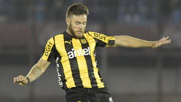 MONTEVIDEO, URUGUAY - APRIL 05: Nahitan Nandez of Pe&Atilde;&plusmn;arol and Diego Arismendi of Nacional fight for the ball  during a match between Pe&Atilde;&plusmn;arol and Nacional as part of Torneo Apertura 2017 at Centenario Stadium on April 05, 2017 in Montevideo, Uruguay. (Photo by Sandro Pereyra/LatinContent/Getty Images)