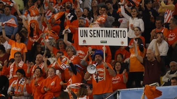 Aficionados del Leyma Coru?a, durante el partido ante el Amics Castell¨®.