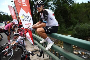 30 ciclistas se cayeron antes del km 30 de la etapa, este accidente obligo a detener la carrera durante unos minutos. En la imagen se ve al ciclista italiano del UAE Team Emirates, Matteo Trentin.