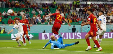 Maravillosa jugada que termina con un pase de Gavi que roza en Duarte y termina cazando Dani Olmo, que tras un perfecto control, define en el mano a mano ante Keylor Navas. Primer tanto español en el Mundial de Qatar.