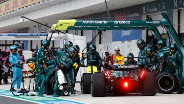 Alonso para en boxes con el Aston Martin en Miami.