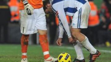 <b>CABIZBAJOS. </b>El guardameta Bravo y Diego Rivas, ante el Barça.