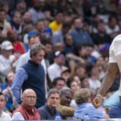 LeBron James heads back to LA early for ankle rehab