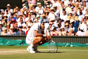 Novak Djokovic tras ganar la final del Campeonato de Wimbledon.