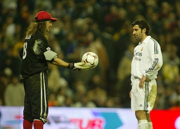El 19 de enero de 2003 durante el partido de Primera Divisi¨®n entre el Real Madrid y el Atl¨¦tico de Madrid, Burgos, le par¨® un penalti a Figo con la cara que le acab¨® rompiendo la nariz.