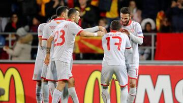 Bardhi, de espaldas, celebra su gol con Macedonia. 