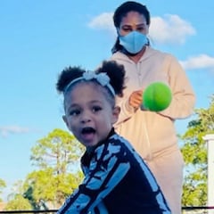 La hija de Serena Williams da sus primeros pasos en el tenis
