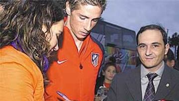 <b>GRAN RECIBIMIENTO A TORRES. </b>El Niño fue, una vez más, el gran protagonista a la llegada del Atlético ayer a Ourense. Las adolescentes no cesaron de solicitarle autógrafos y la peña atlética de la ciudad, que lleva su nombre, le regaló una camiseta conmemorativa de su visita.