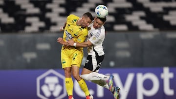Bucaramanga's Argentine forward #27 Luciano Pons (L) and Colo-Colo's defender #16 Oscar Opazo fight for the ball during the Copa Libertadores group stage football match between Chile's Colo Colo and Colombia's Atletico Bucaramanga, at the Monumental David Arellano stadium in Santiago, on May 29, 2025. (Photo by Javier TORRES / AFP)