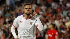 SEVILLA, 22/04/2024.- El delantero marroquí del Sevilla Youssef En-Nesyri celebra tras marcar el 1-0 ante el Mallorca, durante el partido de la jornada 32 de LaLiga que Sevilla FC y RCD Mallorca juegan este lunes en el estadio Sánchez-Pizjuán de Sevilla. EFE/ Julio Muñoz
