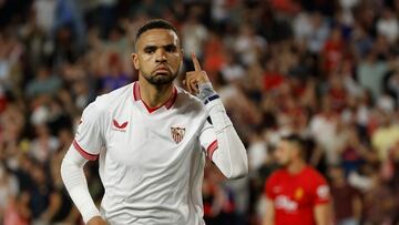 SEVILLA, 22/04/2024.- El delantero marroquí del Sevilla Youssef En-Nesyri celebra tras marcar el 1-0 ante el Mallorca, durante el partido de la jornada 32 de LaLiga que Sevilla FC y RCD Mallorca juegan este lunes en el estadio Sánchez-Pizjuán de Sevilla. EFE/ Julio Muñoz
