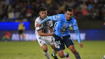 AME6726. PACHUCA (MÉXICO), 20/10/2022.- Luis Chávez de Pachuca (d), disputa el balón con Arturo González de Monterrey (i), durante el partido de ida de la semifinal del torneo Apertura 2022 de la Liga MX entre Tuzos Pachuca y Rayados Monterrey hoy, en el estadio Hidalgo de la ciudad de Pachuca (México). EFE/David Martinez Pelcastre