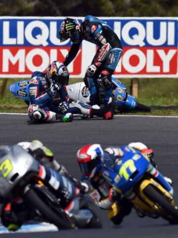 La carrera de Moto3 tuvo que se suspendida tras una caída múltiple en la sexta vuelta en la que McPhee y Bastianini terminaron atropellados.