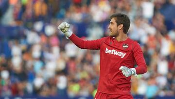 Aitor Fern¨¢ndez durante un partido con el Levante.