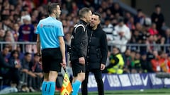 17/03/24 PARTIDO PRIMERA DIVISION 
ATLETICO DE MADRID - BARCELONA 
TARJETA ROJA XAVI HERNANDEZ ENTRENADOR PROTESTAS CAMPOS SALINAS CUARTO ARBITRO 