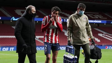 Giménez se retira lesionado del Atlético-Bayern.