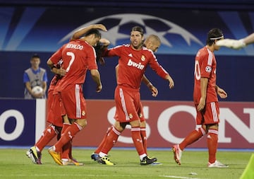 En la temporada 2011-12, Adidas apost¨® por el rojo para la tercera equipaci¨®n del Real Madrid, que utiliz¨® tanto en la Champions como en la Liga. Reaparec¨ªa un color que se hab¨ªa utilizado en 1971 y 1973. El equipo dirigido por Mourinho estren¨® la indumentaria roja en la fase de grupos de la competici¨®n europea: jug¨® en Zagreb ante el Dinamo. Gan¨® por la m¨ªnima (0-1, gol de Di Mar¨ªa). Y en Liga dio suerte: por ejemplo ante el Rayo, los blancos ganaron gracias a un taconazo de Cristiano. Fue la famosa Liga de los R¨¦cords: 100 puntos y 121 goles.