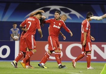 En la temporada 2011-12, Adidas apostó por el rojo para la tercera equipación del Real Madrid, que utilizó tanto en la Champions como en la Liga. Reaparecía un color que se había utilizado en 1971 y 1973. El equipo dirigido por Mourinho estrenó la indumentaria roja en la fase de grupos de la competición europea: jugó en Zagreb ante el Dinamo. Ganó por la mínima (0-1, gol de Di María). Y en Liga dio suerte: por ejemplo ante el Rayo, los blancos ganaron gracias a un taconazo de Cristiano. Fue la famosa Liga de los Récords: 100 puntos y 121 goles.