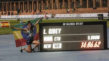 Gidey posa con su nuevo récord.
ATLETISMO