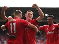 Chris Wood celebra su gol con Elliot Anderson.