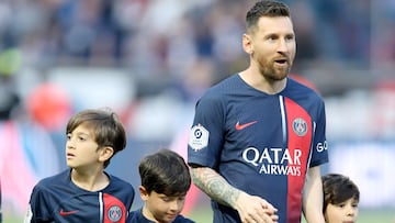 Lionel Messi junto a sus hijos Thiago, Mateo y Ciro en el PSG.