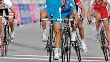 <b>PAOLO Y SU FUSIL. </b>Bettini entró en meta disparando contra los que quisieron impedir su participación.