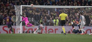 2-0. Leo Messi marcó el segundo gol tras remate al larguero de Luis Suárez.