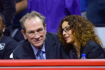 El actor Tommy Lee Jones y su mujer Dawn Laurel-Jones, animaron a los Clippers.