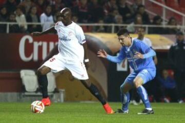 El defensa camerunés del Sevilla FC, Stephane Mbiá (i), se lleva la pelota ante el jugador del HNK Rijeka, Moisés (d), durante el partido correspondiente a la sexta jornada de la Liga Europa grupo G, disputado hoy en el estadio Ramon Sanchez Pizjuán.