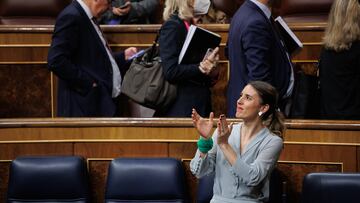 La ministra de Igualdad, Irene Montero, aplaude a las personas que han sacado banderas trans tras aprobar la Ley Trans, en el Congreso de los Diputados, a 16 de febrero de 2023, en Madrid (España). La Ley Trans y la del aborto, culminan su tramitación parlamentaria, con su aprobación definitiva por parte del Gobierno. Los socios del Ejecutivo, PSOE y Podemos, votarán ambas normativas, mientras siguen enfrentados por la reforma de la Ley del 'sólo sí es sí'. Aunque en un principio se pretendía aprobar definitivamente esta ley en el Senado, unas correcciones técnicas han obligado a la Ley Trans ha regresar este jueves al Congreso. Por otro lado, el Congreso también ha aprobado la ley orgánica por la que se modifica la Ley de salud sexual y reproductiva y de la interrupción voluntaria del embarazo, que llega al Congreso después de que el Pleno del Senado diera luz verde al texto la semana pasada.
16 FEBRERO 2023;ABORTO;LEY TRANS;CONGRESO;TRAMITACIÓN;POLITICOS
Alejandro Martínez Vélez / Europa Press
16/02/2023