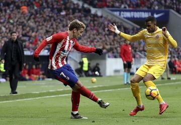 El delantero francés del Atlético de Madrid, Antoine Griezmann y Jonás Ramalho Chimeno