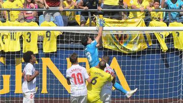 Bono atrapa un bal&oacute;n a&eacute;reo ante el Villarreal.