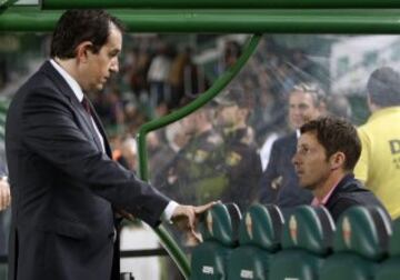 GRA464. ELCHE (ALICANTE), 29/04/2015.- El nuevo presidente del Elche, Juan Anguix , conversa con uno de los capitanes de la plantilla, Edu Albacar.