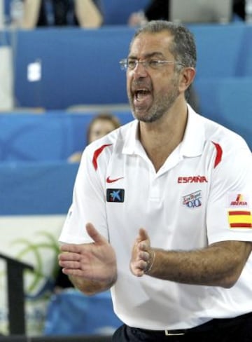 El seleccionador de baloncesto de España, Juan Antonio Orenga, da instrucciones a sus jugadores durante el partido Grecia-España.