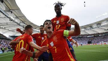 Dani Olmo celebra un gol con Morata, Nico Williams, Rodrigo y Carvajal.