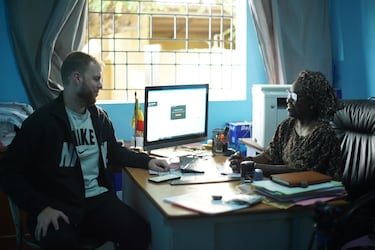 Alima Cissé, directora del Lycée de Samba Dia, atiende al redactor de AS, Dani Miranda, en su despacho del centro. En un armario cuenta con todo el historial de los alumnos y la mejoría en las notas desde la introducción de las bicicletas en la vida escolar. 