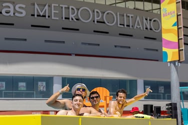Un grupo de aficionados se refresca en la fan zone. 