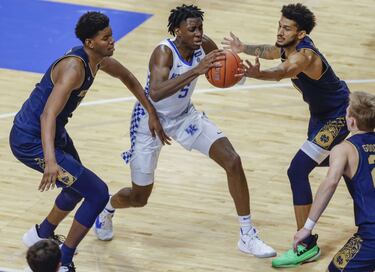 Terrence Clarke, escolta de la Universidad de Kansas, era la mejor promesa de baloncesto del vecindario de Dorchester (Boston). Su proyección en el draft 2021 hizo que la agencia de LeBron James, Klutch Time, llegará con él a un acuerdo de representación. Disputó 7 partidos esta temporada con los Wildcats y promedió 9,2 puntos. Murió en un accidente de tráfico en Los Ángeles a los 19 años.