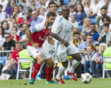 Robert Pires ante Seedorf. 