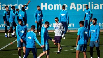 Ernesto Valverde dirige un entrenamiento al Barcelona. 