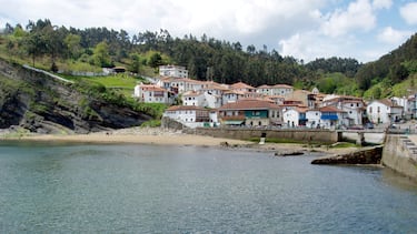 Este encantador pueblo costero de algo más de 200 habitantes pertenece al concejo de Villaviciosa y se sitúa en la desembocadura de la ría en el mar Cantábrico en un entorno natural envidiable. Sus calles estrechas, sus casas de pescadores coloridas y los balcones de madera crean un conjunto declarado Histórico-Artístico. Esta localidad pasó a la historia en 1517 cuando desembarcó en su costa el rey Carlos V por primera vez en España. Este hecho se conmemora cada año con una fiesta de interés turístico. No se puede dejar de ver la Casa de las Conchas, el faro de 1864, los barrios de San Miguel y San Roque con sus típicos hórreos y la Iglesia de San Miguel. Y para reponer fuerzas, nada mejor que el marisco y pescado fresco de la zona y la sidra. 