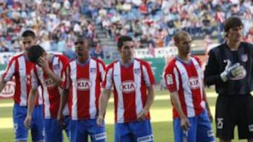 <b>TEDIO. </b>Un once rojiblanco se dispone a comenzar un partido en el Calderón. La afición se queja de haber visto en casa poco fútbol y de falta de cariño de los jugadores.