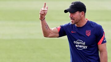 MAJADAHONDA, 23/08/2021.- El entrenador del Atlético de Madrid Diego Pablo Simeone asiste al entrenamiento del equipo en la Ciudad Deportiva Wanda en Majadahonda, este lunes. El Atlético de Madrid se enfrenta al Villarreal en partido de LaLi