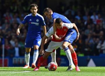 Alexis Sanchez lucha la pelota con Nemanja Matic en Stamford Bridge.