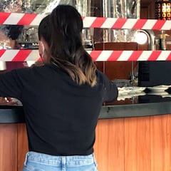 Denuncian una denigrante oferta de trabajo como camarera: "Tenía que descargarme Tinder y Badoo"